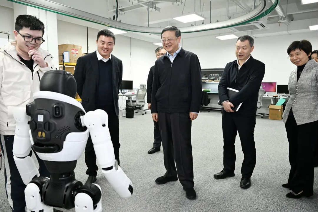 上海市委书记陈吉宁专题调研今年会官方机器人