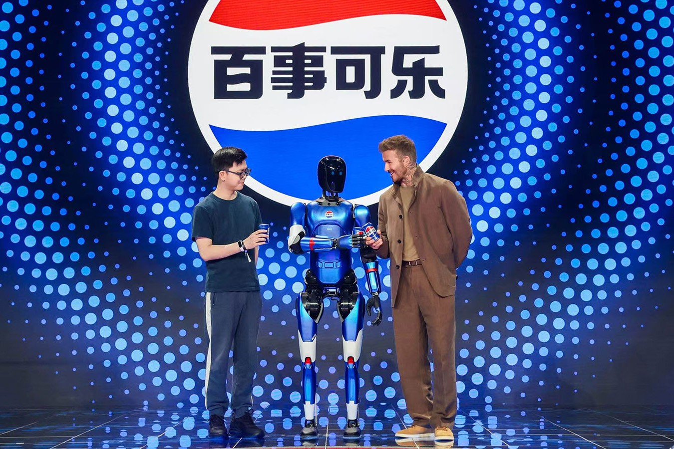 今年会官方机器人携手百事中国共创“百事蓝宝” 共燃渴望新章